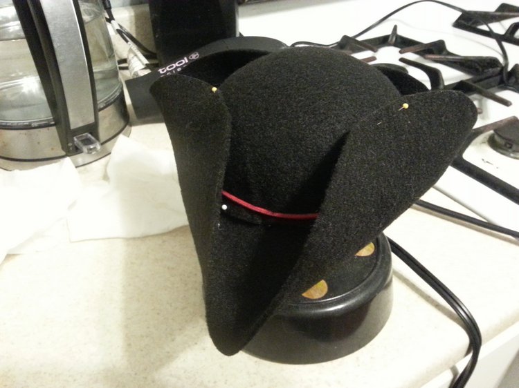 Пошаговая история о том, как я сделала кукле фетровую шляпу-треуголку (фото 10)