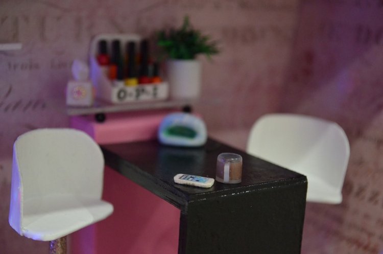 Полочка с миниатюрой "Маникюрный салон"+шкатулка+светильник