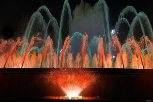 Шоу поющих фонтанов в Барселоне - окунемся с головой (фото 3)