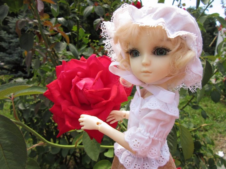 По дороге летним днём Магдалена шла с чепцом