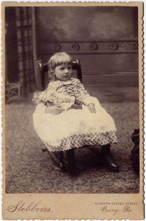 Cтаринные фотографии девочек с куклами