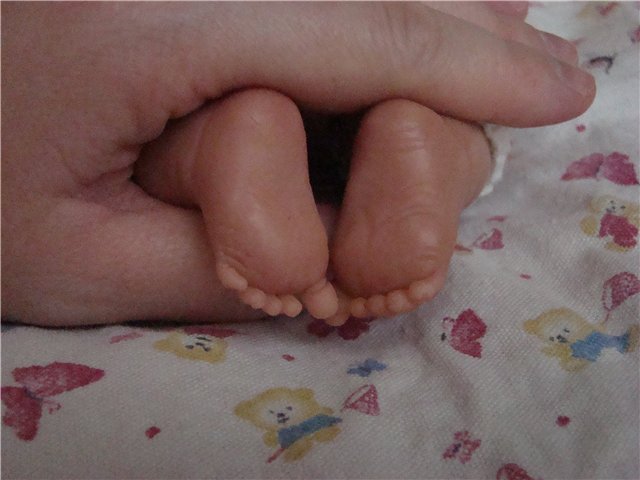 Гости дорогие - шшш.. у нас сладко спит малыш. Кукла из пластики своими руками (фото 5)