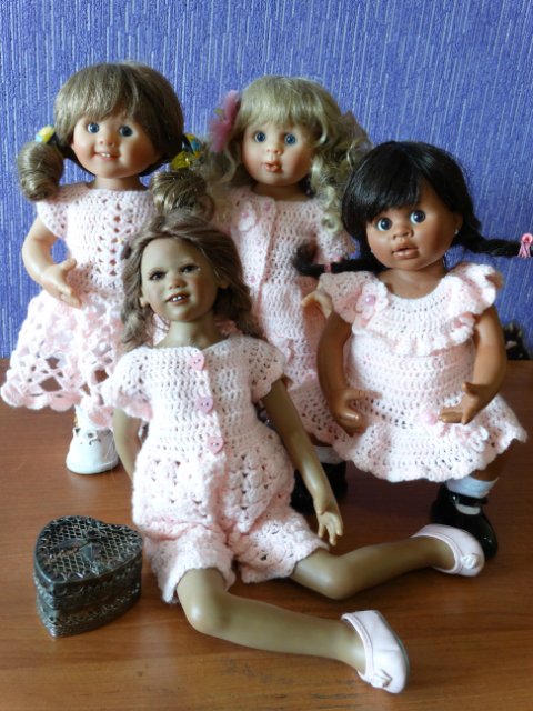 Розовые цветы или вязаные платья для любимых кукол