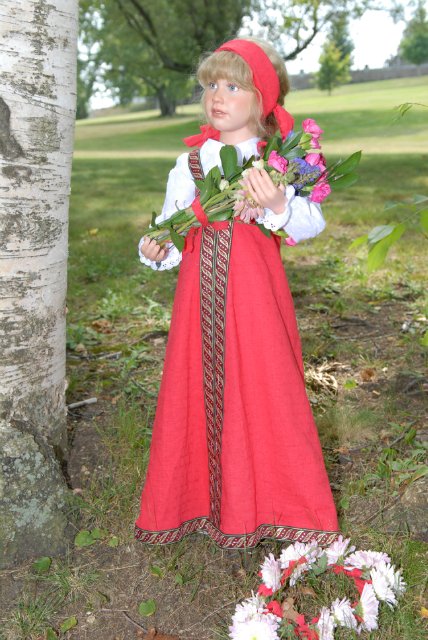 Мне березка нравится - ведь обе мы красавицы! Листья тихо шелестят, меж собою говорят