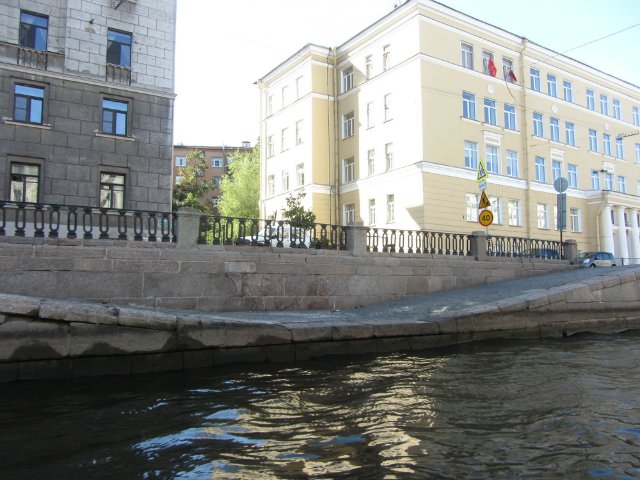 Приглашаем на водную экскурсию по Петербургу