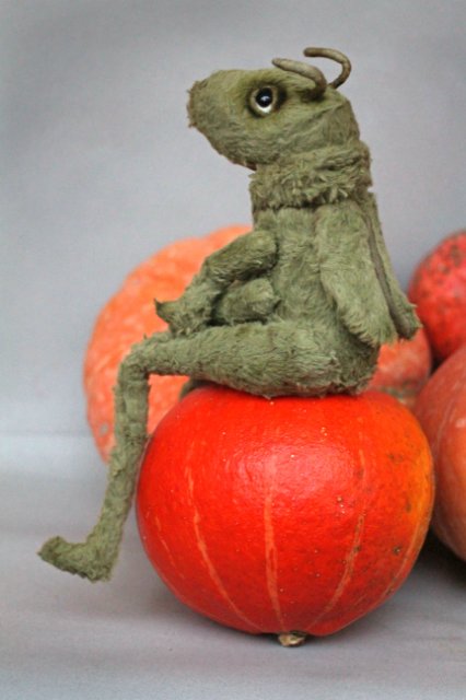 Кузнечик ВиктОр. Авторская игрушка Татьяны Матляк (фото 3)