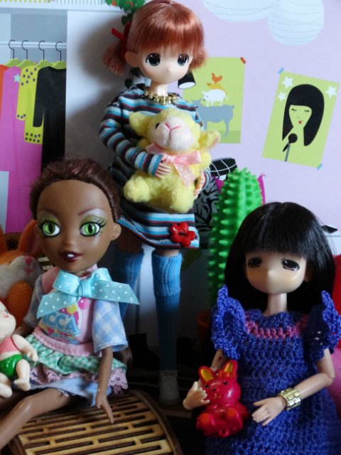 Хорошо, когда у мамы столько кукол и домик для них