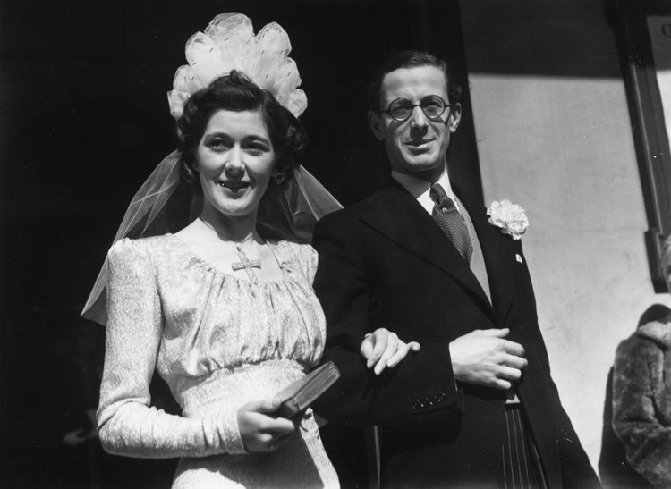 Как менялась мода на свадебные платья