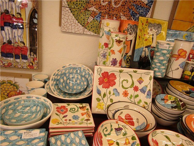 Капустка в посудной лавке с видом на Барселону