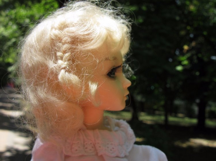 По дороге летним днём Магдалена шла с чепцом