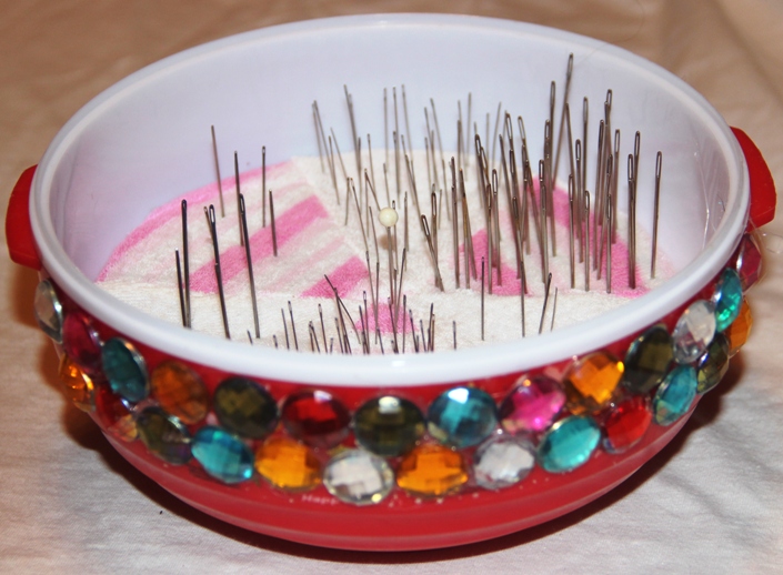 В подарок всем мастерицам сайта – идейка! Удобная, практичная, безопасная игольница – мастерим быстро. МК