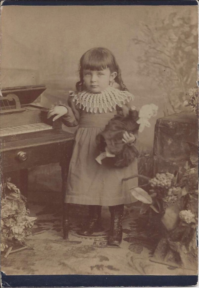Cтаринные фотографии девочек с куклами