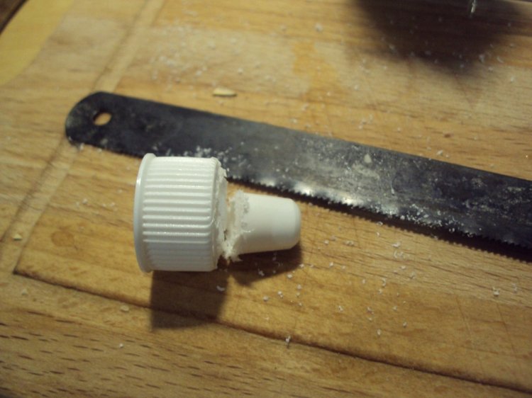 Как быстро уложить спать малыша, потерявшего соску с магнитиком (или: бутылочка - своими руками из подручных средств) (фото