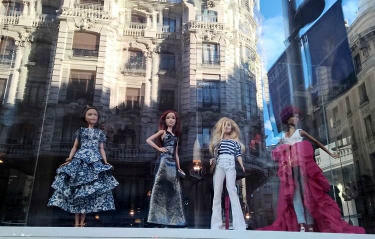 Если муж не соглашается брать в отпуск кукол, выход один — в отпуске купить новых