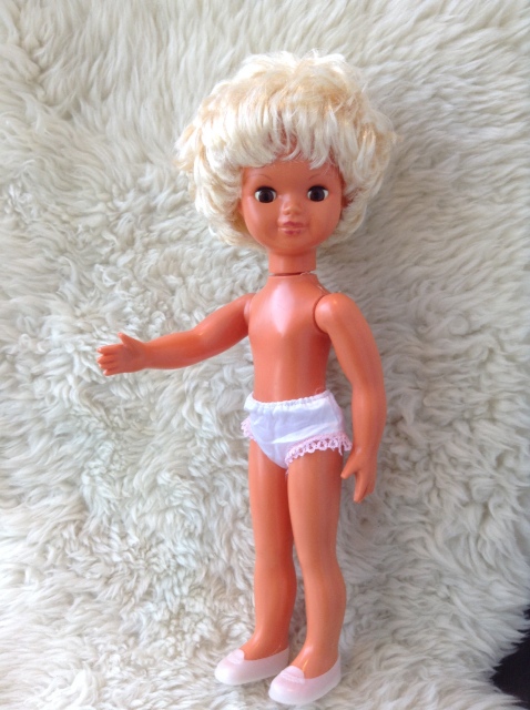 Помогите опознать куклу, на спине клеймо PEW, пластик, высота 35 см (фото 6)