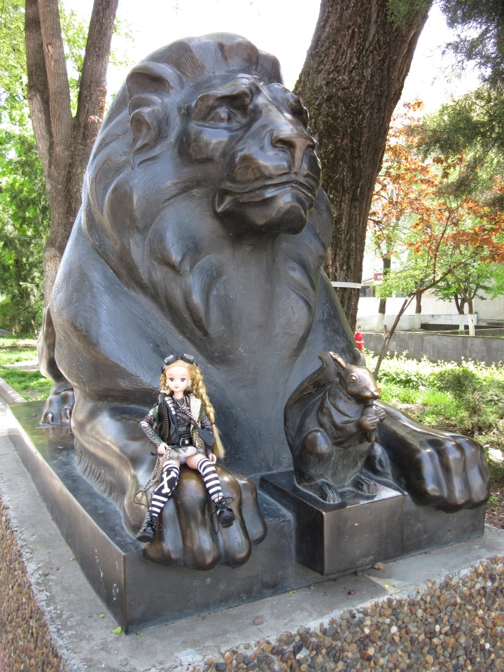 Первое мая. Сложно быть бунтарем, когда ты - милая девочка