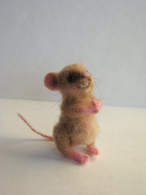 Шустрый гость. Авторская игрушка валянием из шерсти Ольги Чернухо (фото 2)