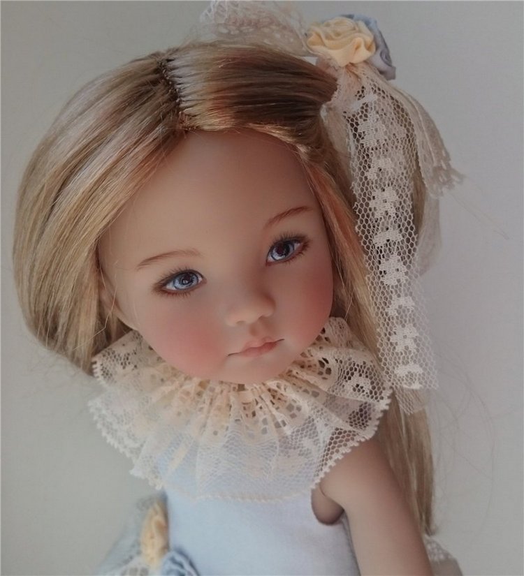 Маленькая девочка в нежно-голубом (фото 2)