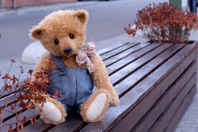 Большой мишка тедди на прогулке