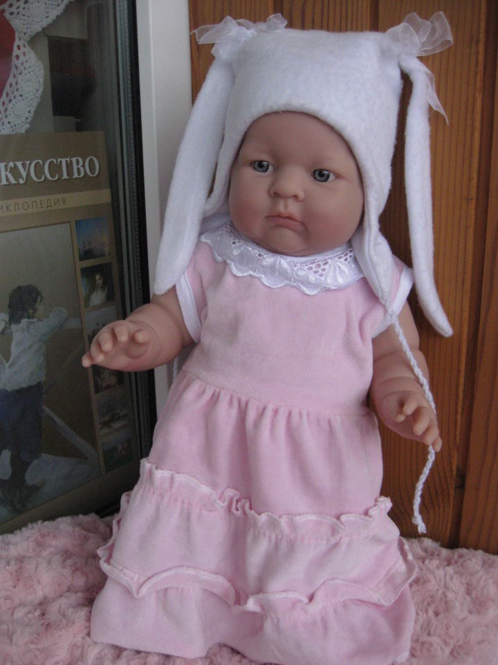 Маленькая Евочка любит наряжаться