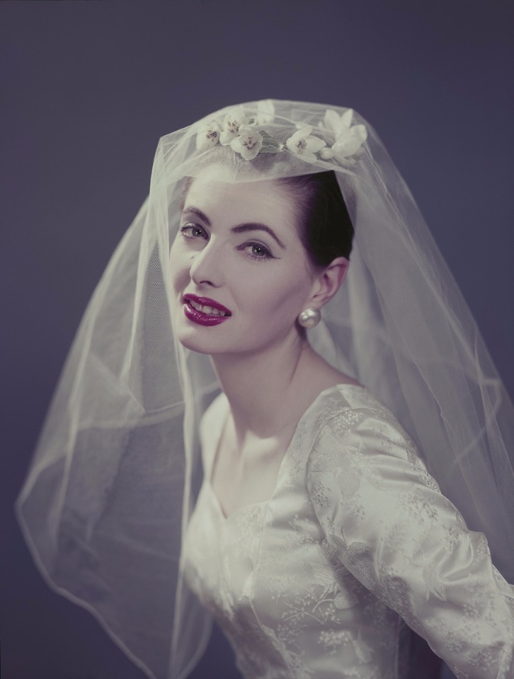 Как менялась мода на свадебные платья