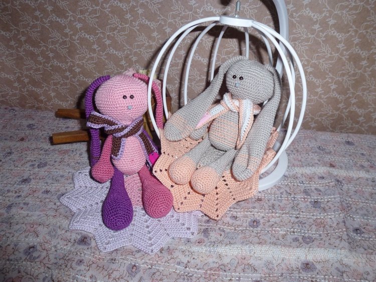 Мои новые вязаные зайчики: Роза и Тимофей II