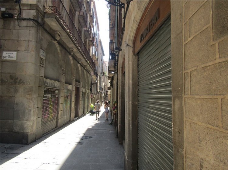 Капустка в посудной лавке с видом на Барселону