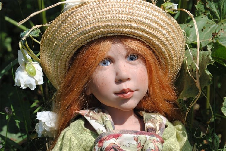 Мы купили два билета - уезжаем завтра в лето