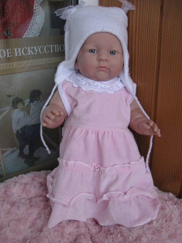 Маленькая Евочка любит наряжаться