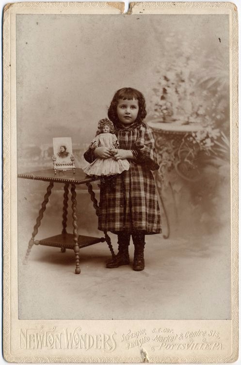 Cтаринные фотографии девочек с куклами