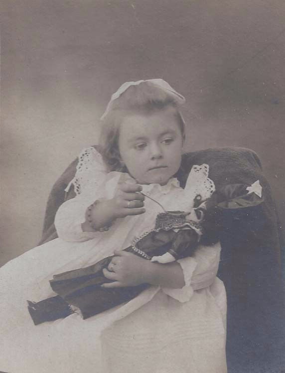 Cтаринные фотографии девочек с куклами (фото 9)