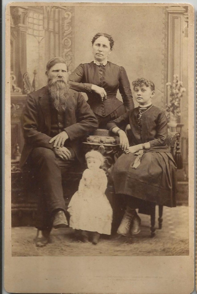 Cтаринные фотографии девочек с куклами