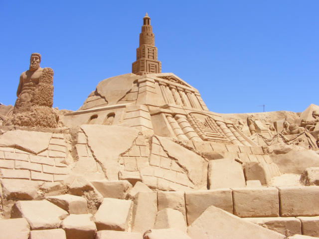 Замки, произведения скульптуры из песка