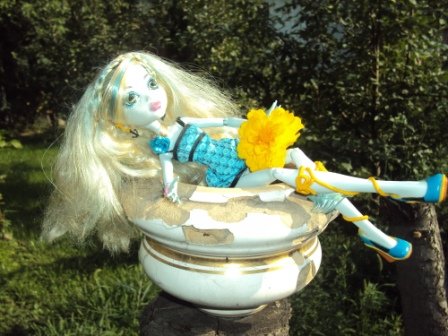 Monster High: Как две красавицы гулять в сад ходили