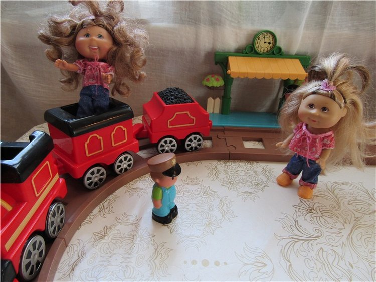 Под весёлый стук колёс мчит по рельсам паровоз. Дым пуская на лету, паровоз гудит: ту – ту (фото 2)