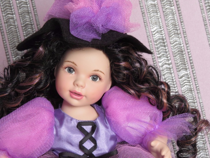 Неожиданно для меня, прилетела ко мне чудная фарфоровая ведьмочка