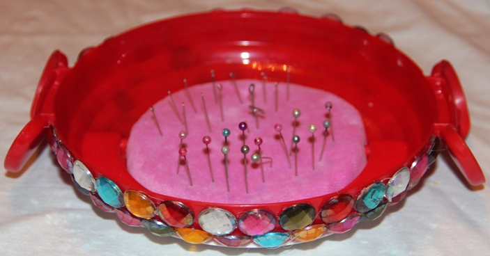 В подарок всем мастерицам сайта – идейка! Удобная, практичная, безопасная игольница – мастерим быстро. МК