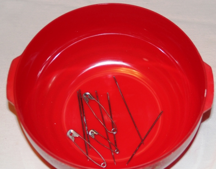 В подарок всем мастерицам сайта – идейка! Удобная, практичная, безопасная игольница – мастерим быстро. МК