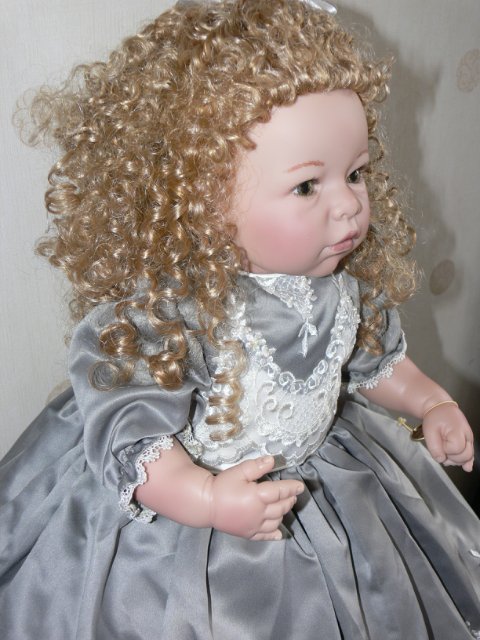 Необыкновенно красивая девушка Harvest Ball, Lee Middleton