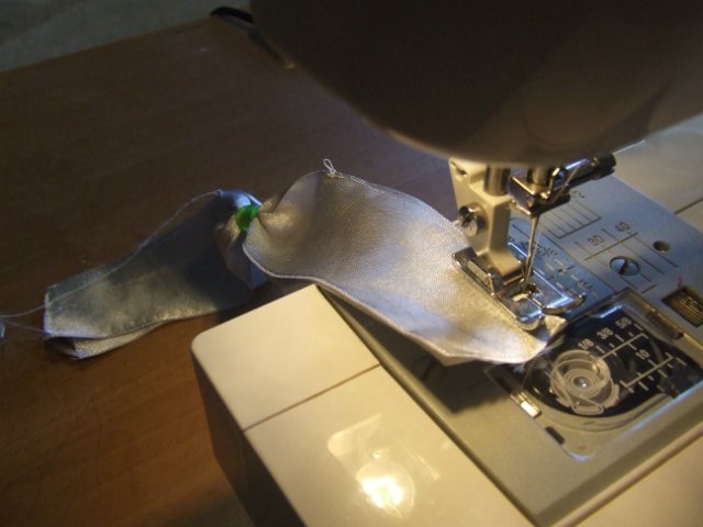 Платье для куклы из атласной ленты. Простое изготовление. Мастер-класс (фото 4)