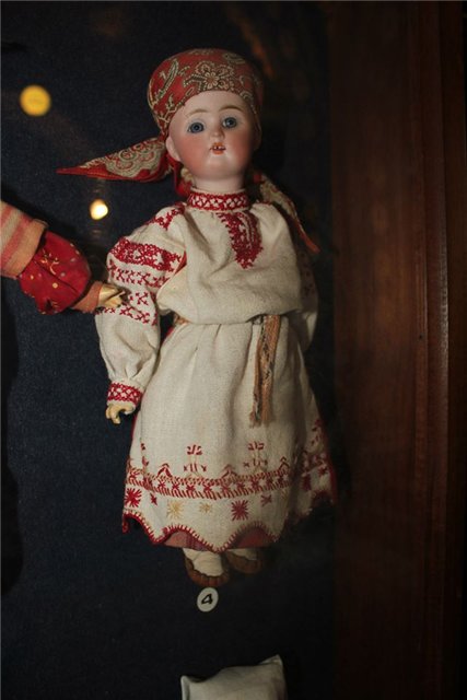 Антикварные куклы в музее барона Штиглица