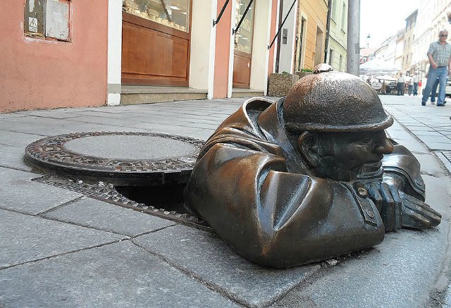 25(уже больше:) самых необычных скульптур и статуй со всего мира (фото 7)