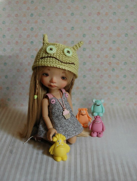 Малыши в смешных шапочках