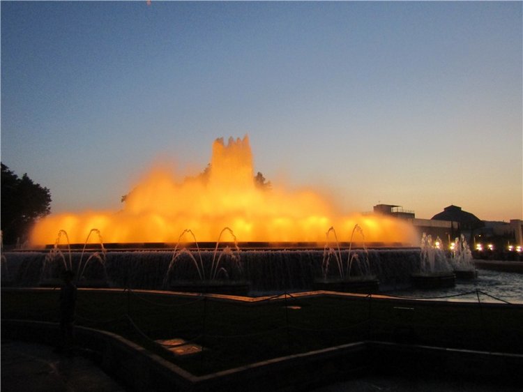 Шоу поющих фонтанов в Барселоне - окунемся с головой