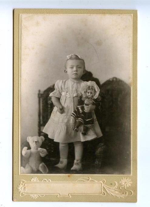 Cтаринные фотографии девочек с куклами