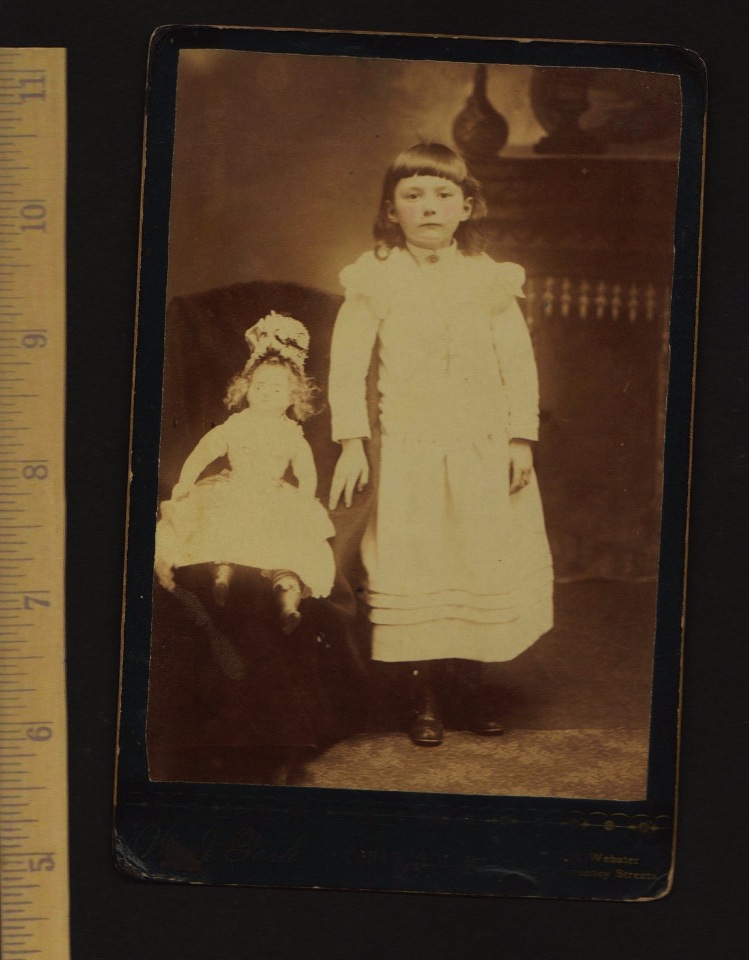 Cтаринные фотографии девочек с куклами