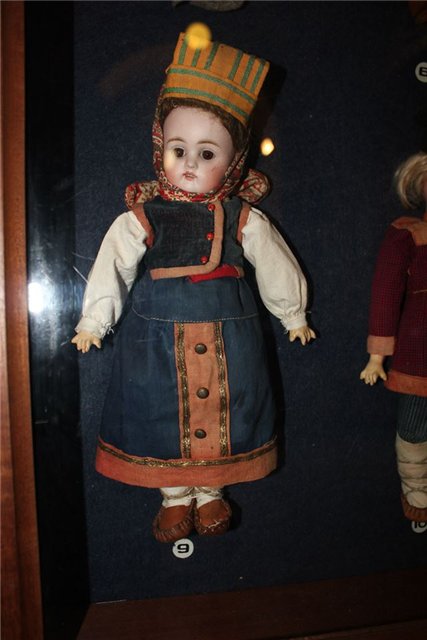 Антикварные куклы в музее барона Штиглица