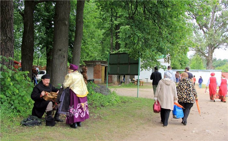 Троицкие гуляния у деревни Василёво, часть первая. Архитектурно-этнографический музей под открытым небом "Василёво"