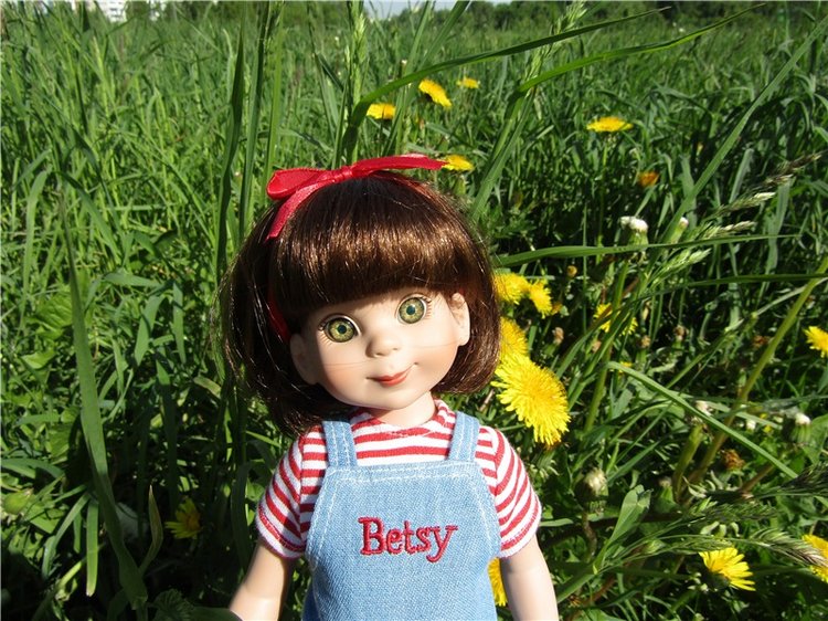 Бетси Robert Tonner. С красным бантом по зеленому лугу (фото 9)