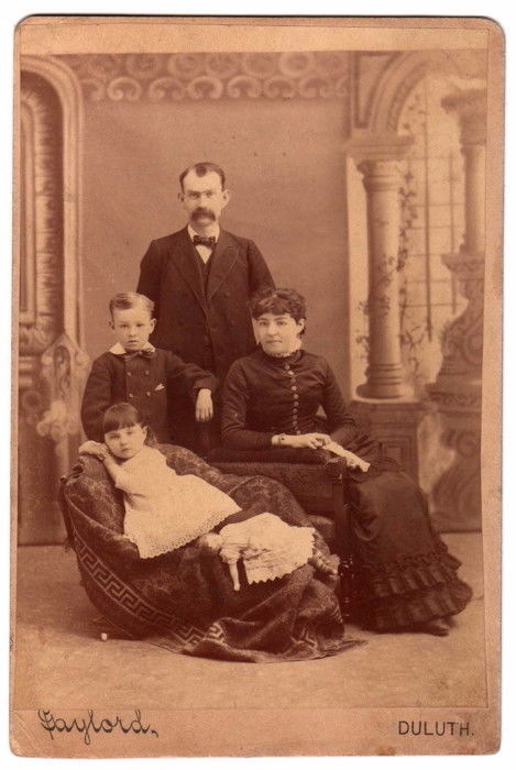 Cтаринные фотографии девочек с куклами